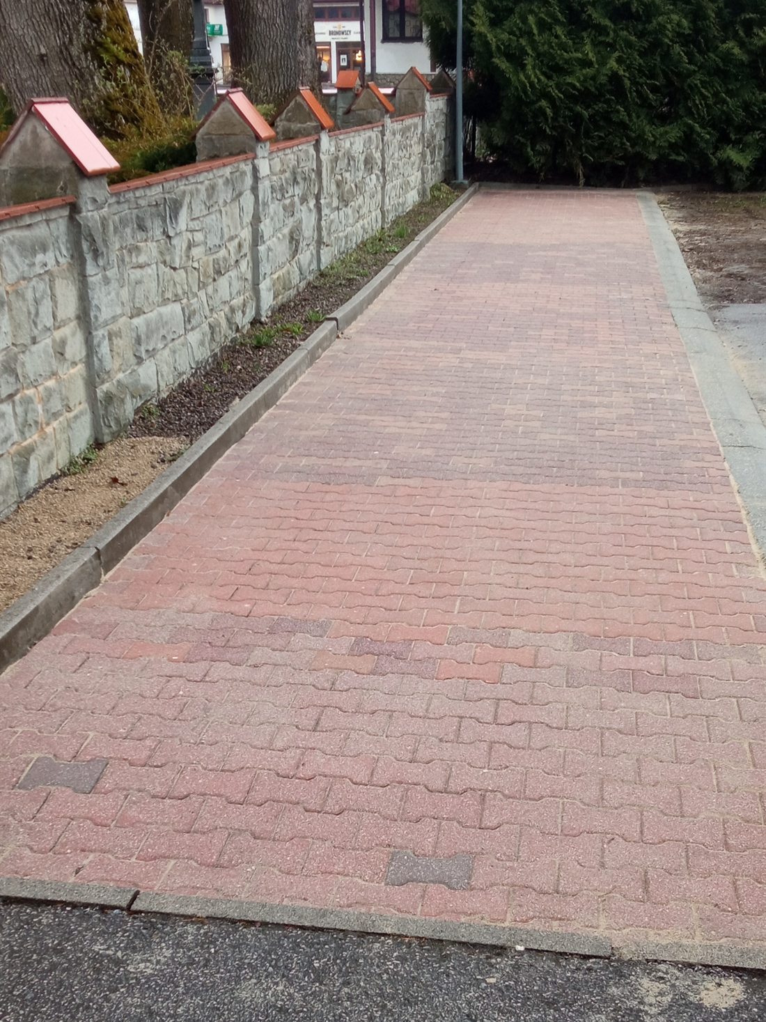 Ten sam chodnik z czerwonej kostki po umyciu ciśnieniowym, kolor kostki wrócił