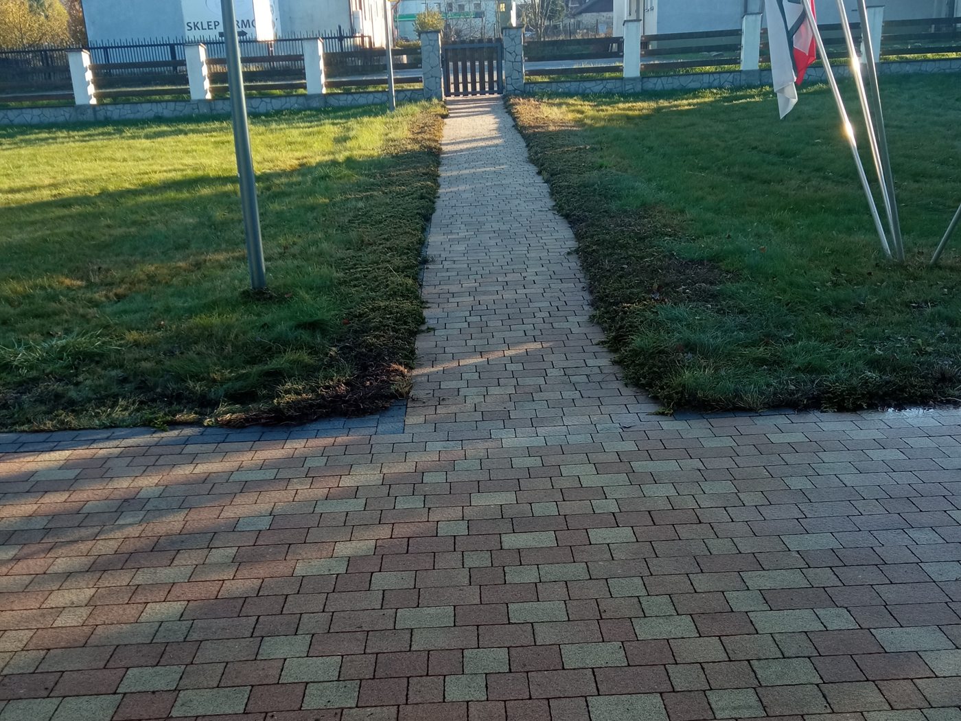 Dojście do domu z kostki brukowej w Bystrej po umyciu ciśnieniowym