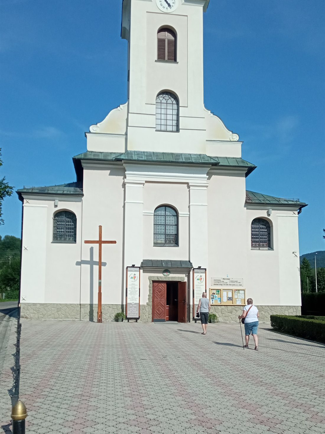 Plac z kostki brukowej przed kościołem po umyciu