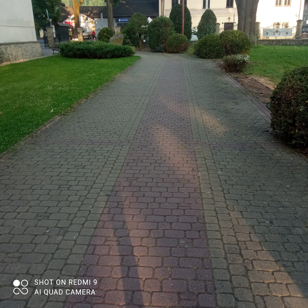 Ścieżka z kostki brukowej w Ślemieniu po umyciu ciśnieniowym