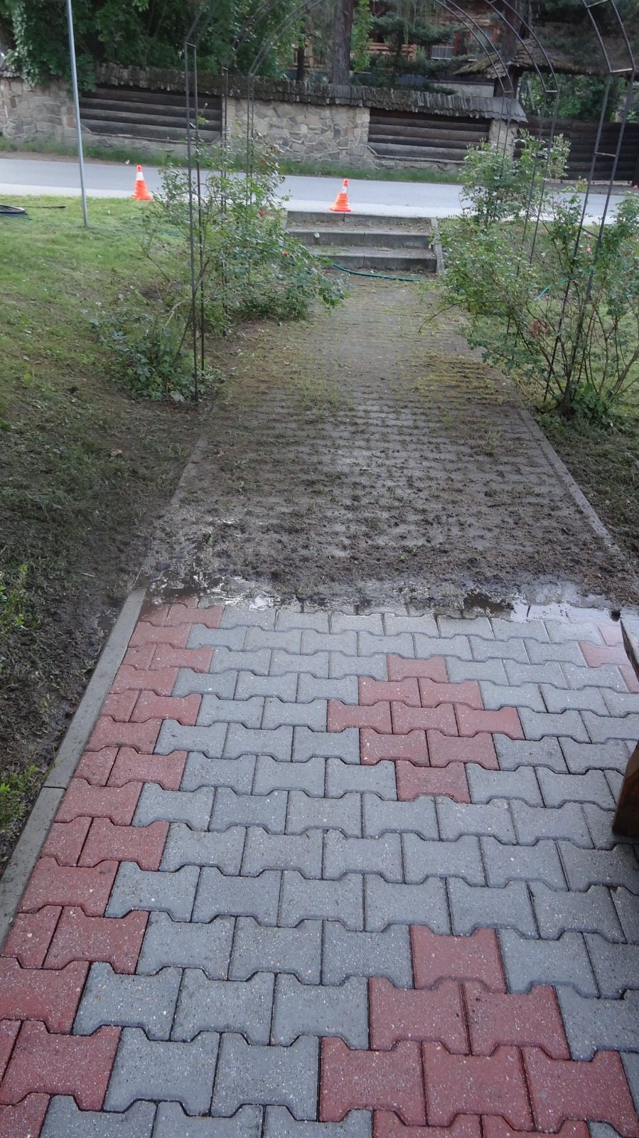 Czyszczenie schodów z kostki, widoczna różnica między częścią umytą i nieumytą