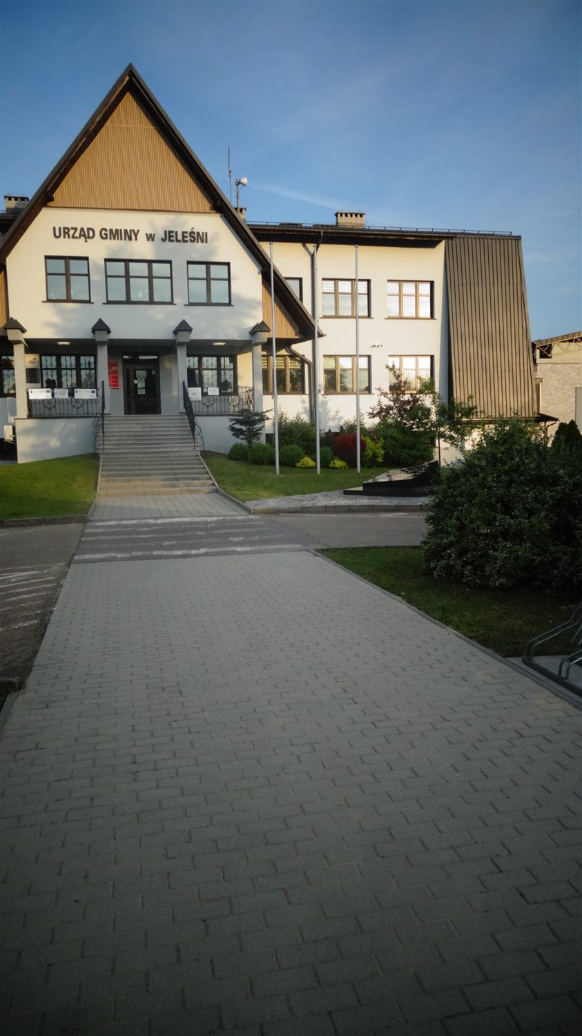 Umyte podejście z kostki brukowej przed budynkiem Urzędu Gminy w Jeleśni